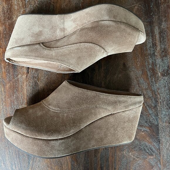 NWT Chocolat Blu Beige/Greige Suede Wedge Size 8.5 - Picture 1 of 9